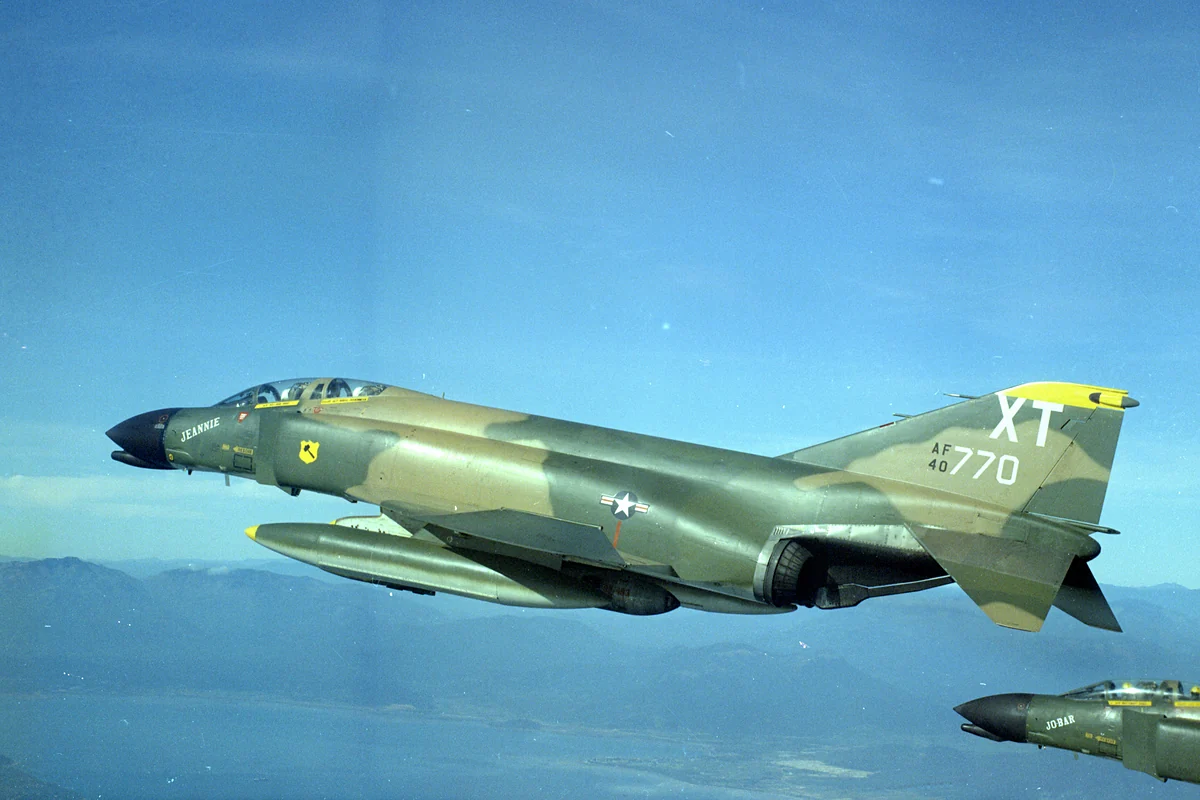 F-4C Phantom II amerického letectva v kamufláži SEA v letu nad Jižním Vietnamem, prosinec 1968