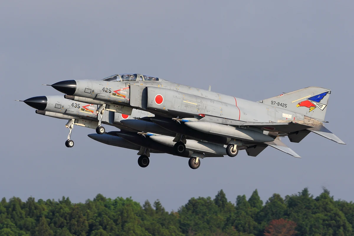 Dva japonské Phantomy F-4EJ Kai od 302. perutě JASDF startují ve formaci ze základny Hyakuri