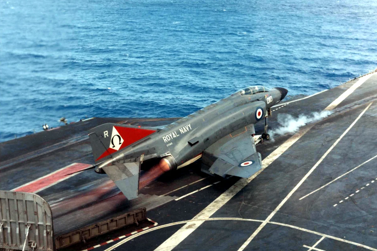 Britský Phantom FG.1 od 892. perutě Royal Navy s přídavným spalováním na katapultu letadlové lodi HMS Ark Royal, 1972