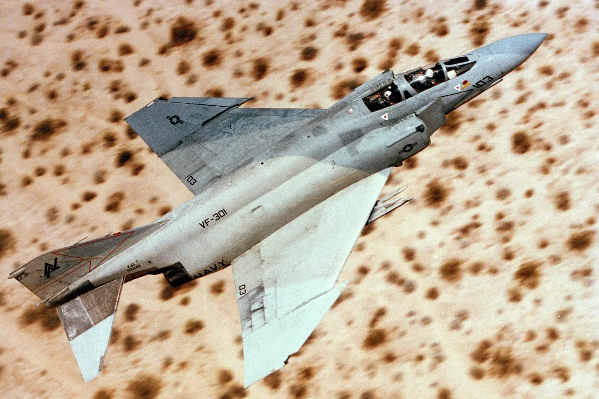 F-4S Phantom II námořní záložní perutě VF-301 v letu v malé výšce nad pouští Imperial Valley, pohled shora, 1984