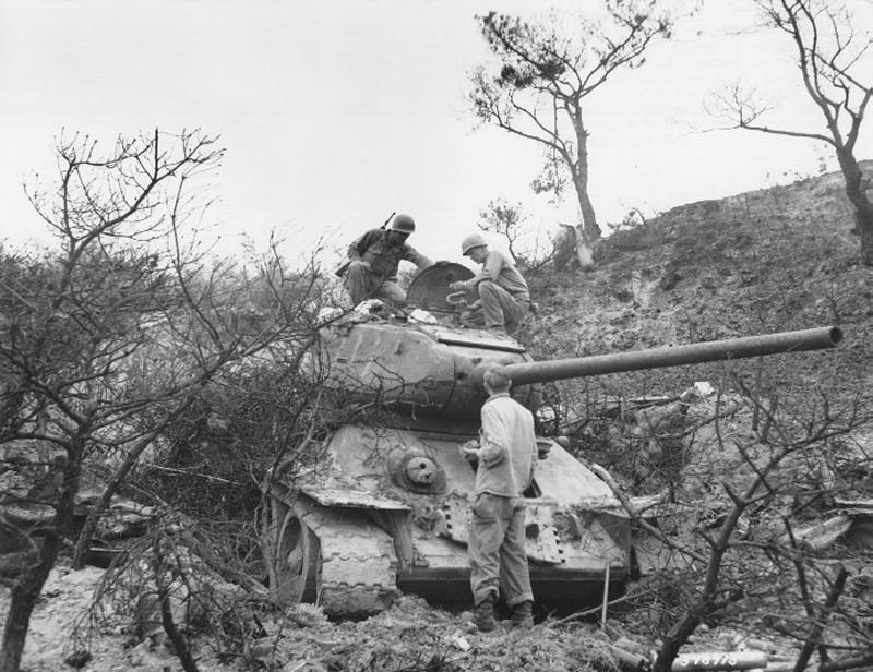 Ukořistěný severokorejský T-34/85, Korea 1950