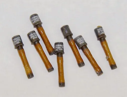 Resinová sada Plus Model EL052 německé granáty 1/35 s aršíkem obtisků