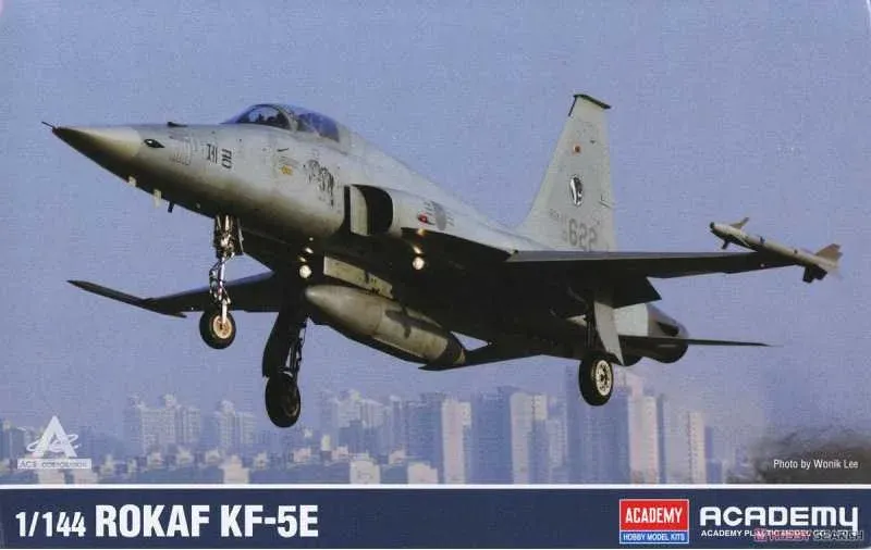 Krabice stavebnice Academy 12644 ROKAF KF-5E, plastikový model letadla v měřítku 1:144