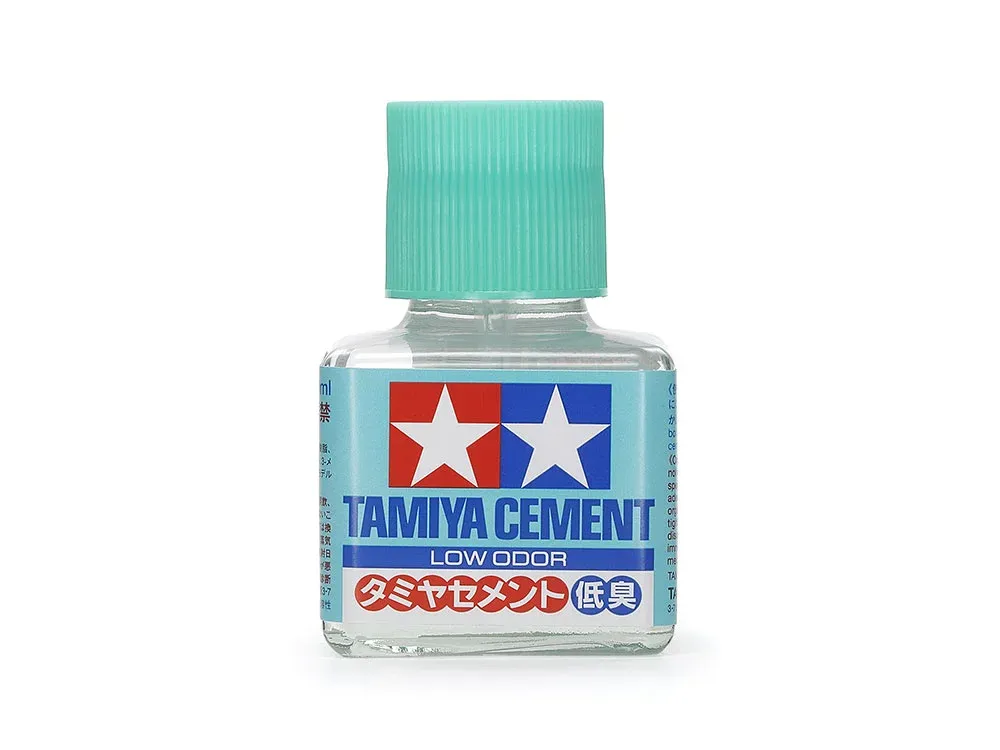 Čtvercová lahvička lepidla Tamiya 87238 Cement Low Odor 40 ml se štětečkem ve víčku