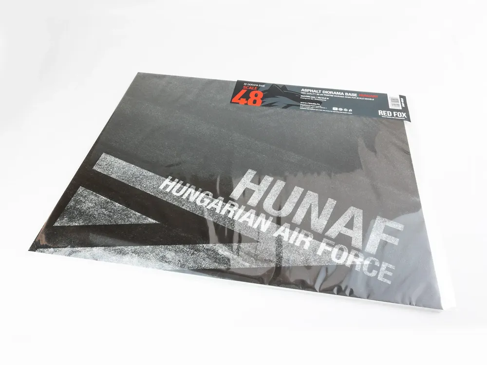 Diorámová podložka Red Fox Studio 1/48 s asfaltovým motivem a nápisem HUNAF, 380 × 320 mm