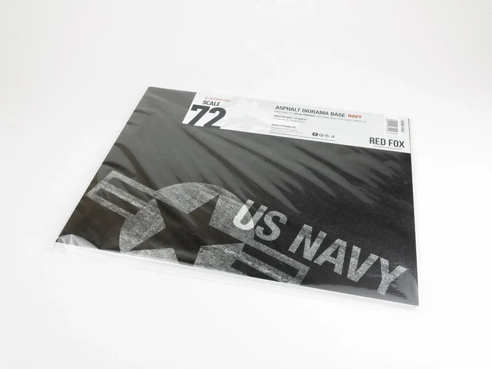 Výstavní podložka Red Fox Studio RFSDB-72043 s potiskem asfaltu a nápisem US NAVY, 1/72, 300×230 mm