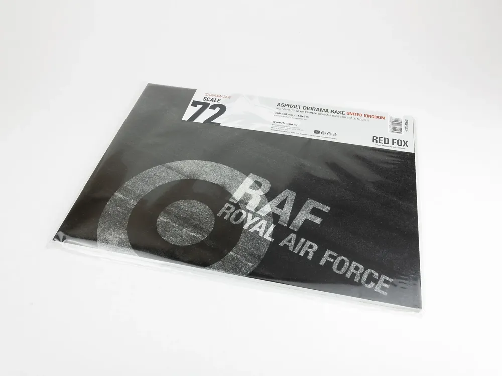 Podložka Red Fox Studio RFSDB-72036 Asphalt Diorama Base s motivem asfaltu a kokardou RAF, 1/72