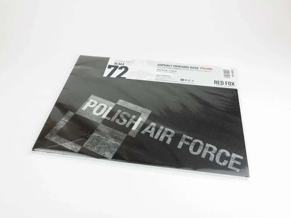 Výstavní podložka Red Fox Studio RFSDB-72034 1/72 s potiskem asfaltu a polskou šachovnicí, 300×230 mm
