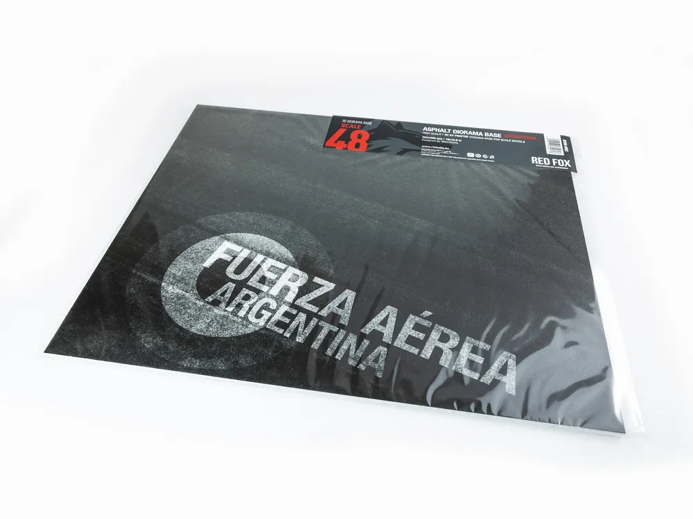 Podložka pro diorámata Red Fox Studio 1/48 s asfaltem a nápisem FUERZA AÉREA ARGENTINA, 380 × 320 mm