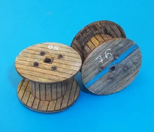Dřevěné a resinové díly setu Plus Model 4049 malé kabelové cívky v měřítku 1/48