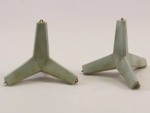 Resinové díly sady Plus Model 1/35 protitankové zátarasy – ježci pro dioráma