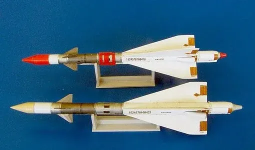 Resinová sada Plus Model AL4043 raketa R-40R AA-6A Acrid 1/48 s fotolepty a obtisky