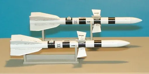 Resinové díly, fotolepty a obtisky sady Plus Model AL4001 cvičná raketa UZR-27 v měřítku 1/48