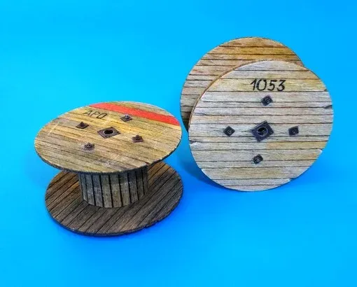 Sada Plus Model 455 malé kabelové cívky 1/35 – laserem řezané dřevěné a papírové díly s resinem