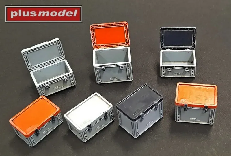 Sada 3D tištěných plastových beden na nářadí Plus Model DP3029 v měřítku 1/35, 8 kusů