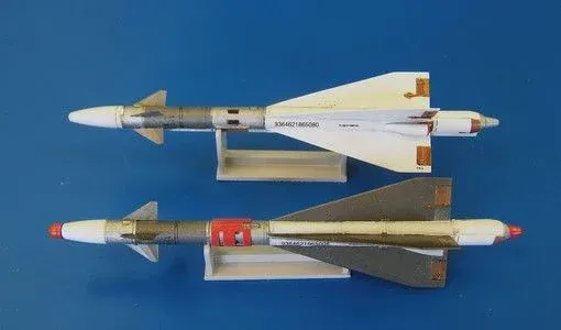Resinová sada Plus Model AL4046 raketa R-40TD AA-6 Acrid v měřítku 1/48 s fotolepty a obtisky