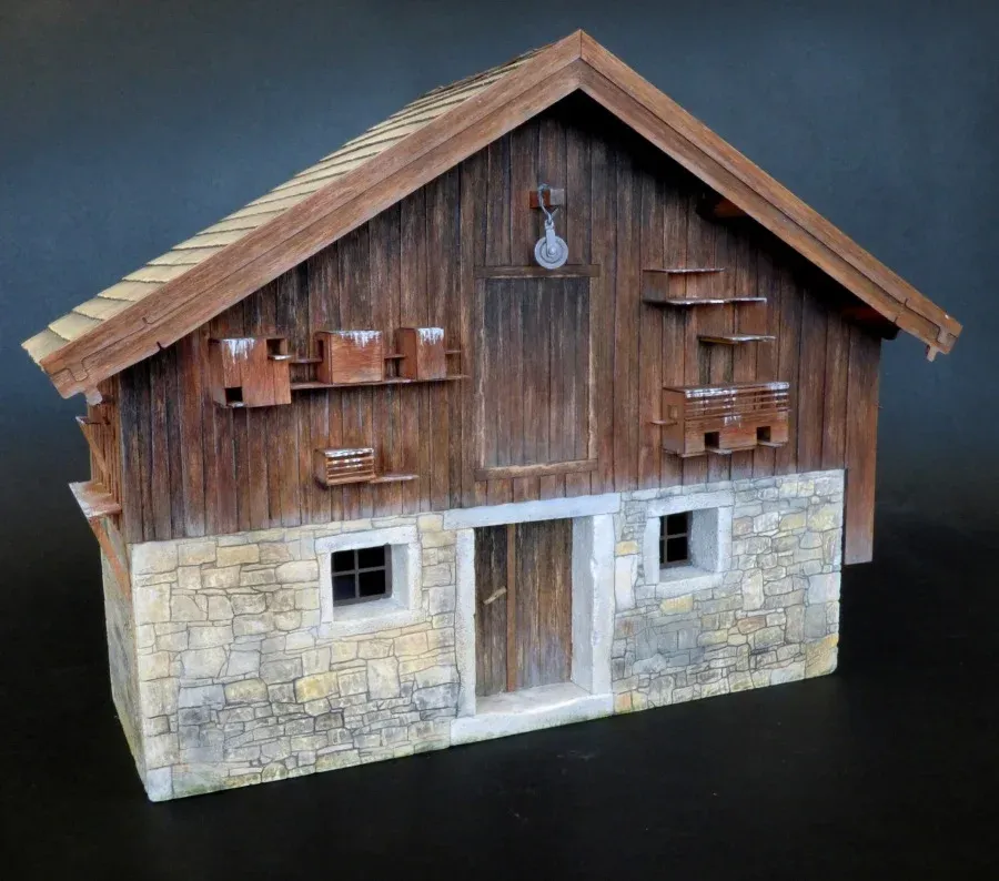 Stavebnice Plus Model 487 Venkovské stavení 1/35 – sádrové díly domu s dřevěnými doplňky