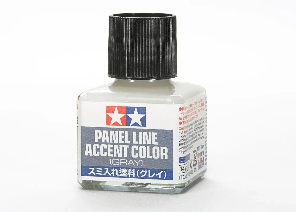 Lahvička přípravku Tamiya 87133 Panel Line Accent Color šedá se štětcem v uzávěru
