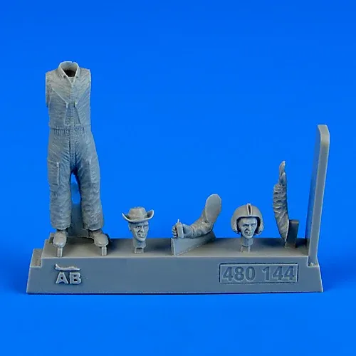 Figurka Aires 480144 pilot vrtulníku US Army 1/48 z období války ve Vietnamu
