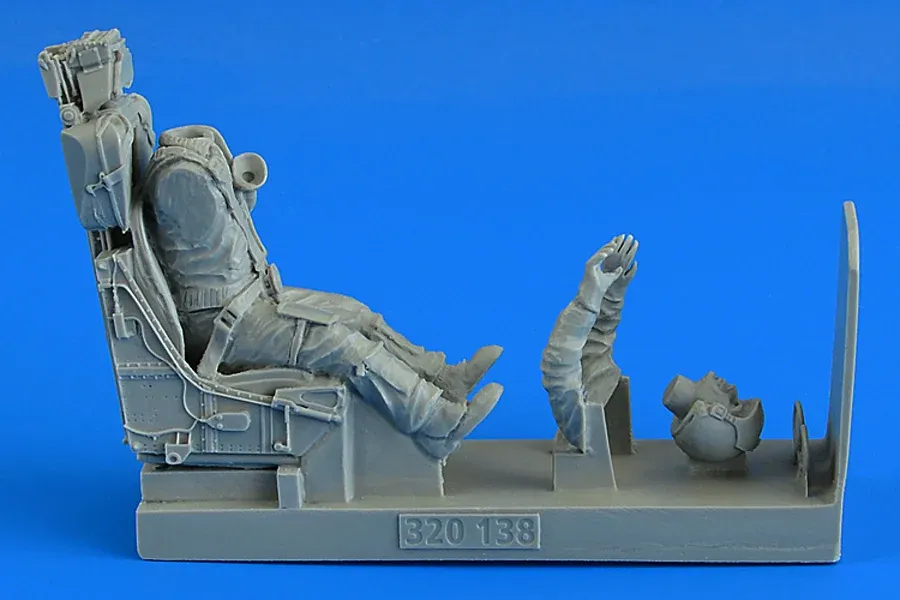 Aires 320138 figurka pilota Luftwaffe se sedačkou M.B. GQ-7A pro F-104G/S v měřítku 1/32