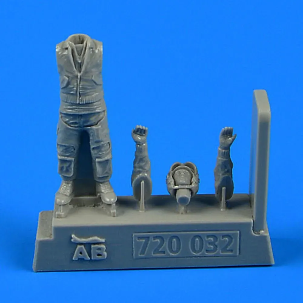 Figurka Aires 720032 moderní německý stíhací pilot Luftwaffe/Marine v měřítku 1/72