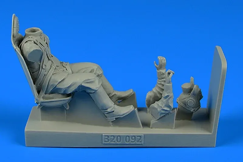 Aires 320092 figurka sovětského pilota se sedačkou pro MiG-3 v měřítku 1/32
