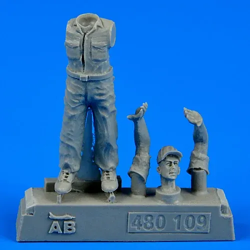 Figurka Aires 480109 letecký mechanik U.S. Army v měřítku 1/48, Pacifik 2. světová válka