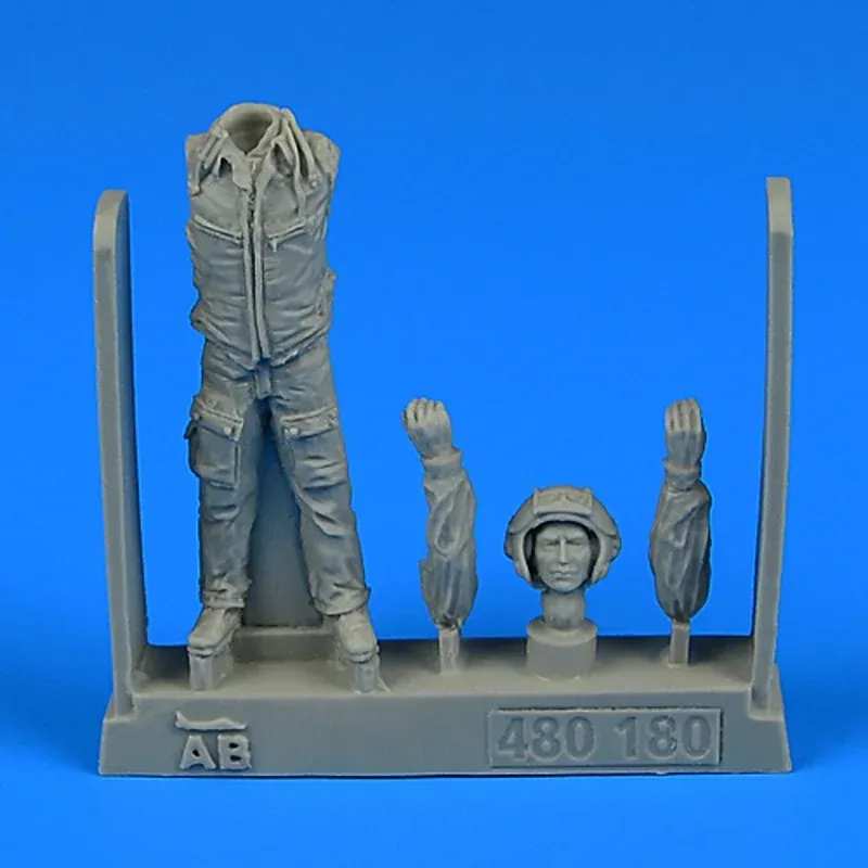 Resinová figurka Aires 480180 moderní sovětský stíhací pilot s HUD v měřítku 1/48