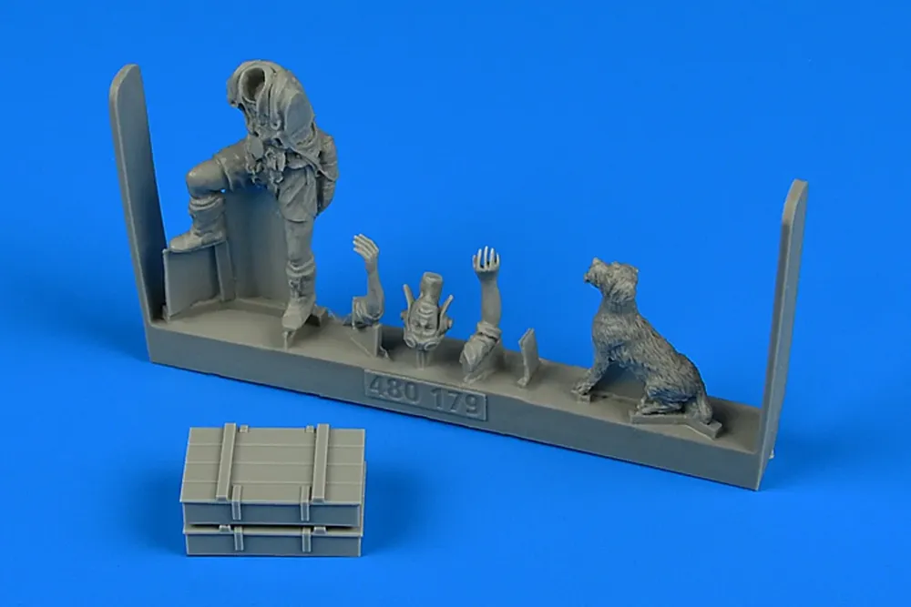 Figurka Aires 480179 spojenecký pilot se psem v měřítku 1/48 pro letecká diorámata