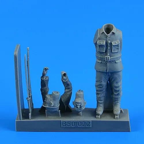 Figurka Aires 350022 japonský důstojník pro Kaiten II v měřítku 1/35