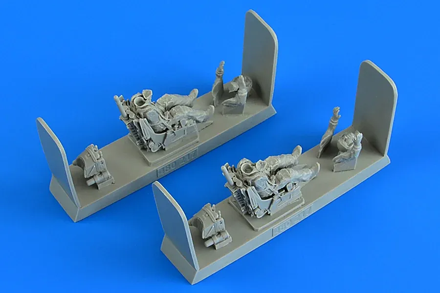 Aires 480217 figurky sovětského pilota a operátora s vystřelovacími sedačkami pro MiG-31 v 1/48
