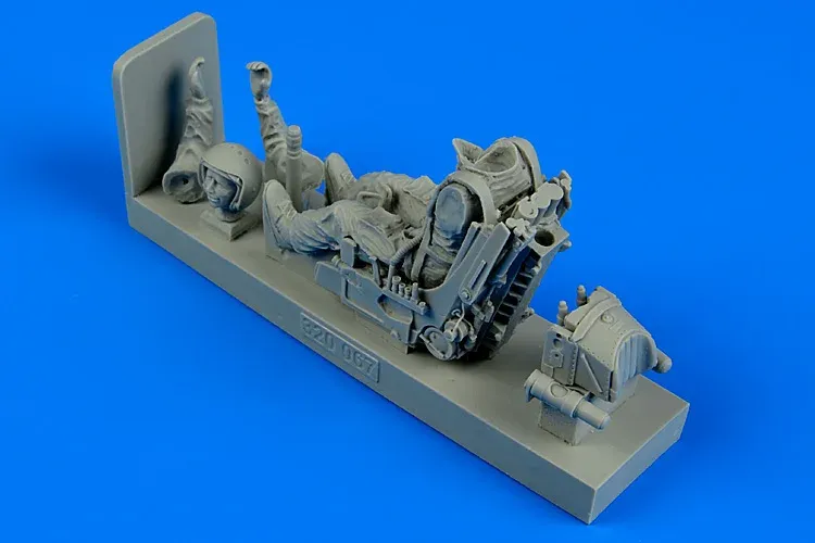 Aires 320067 figurka sovětského pilota s vystřelovacím sedadlem pro Su-27 v měřítku 1/32