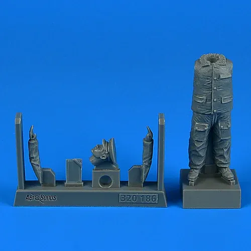 Resinová figurka Aires 320186 ruský důstojník mechanik v měřítku 1/32