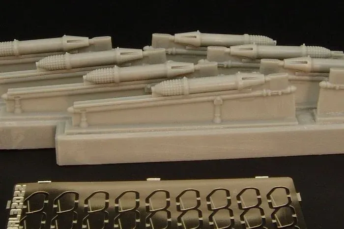 Resinové díly a fotolepty Brengun BRL32022 sovětské rakety RS-82 v měřítku 1/32