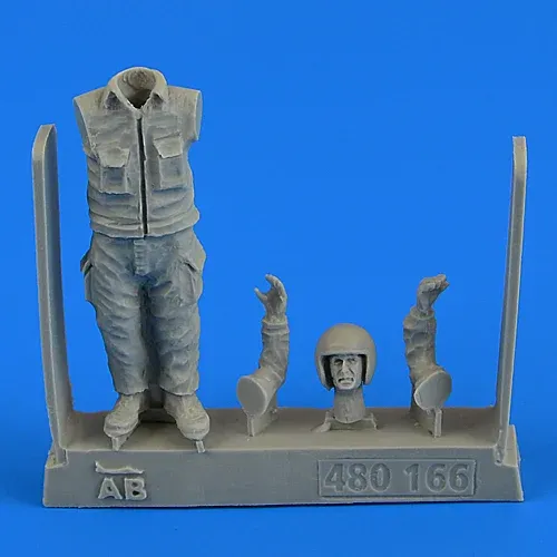 Figurka Aires 480166 mechanik letectva Varšavské smlouvy v měřítku 1/48, část 2