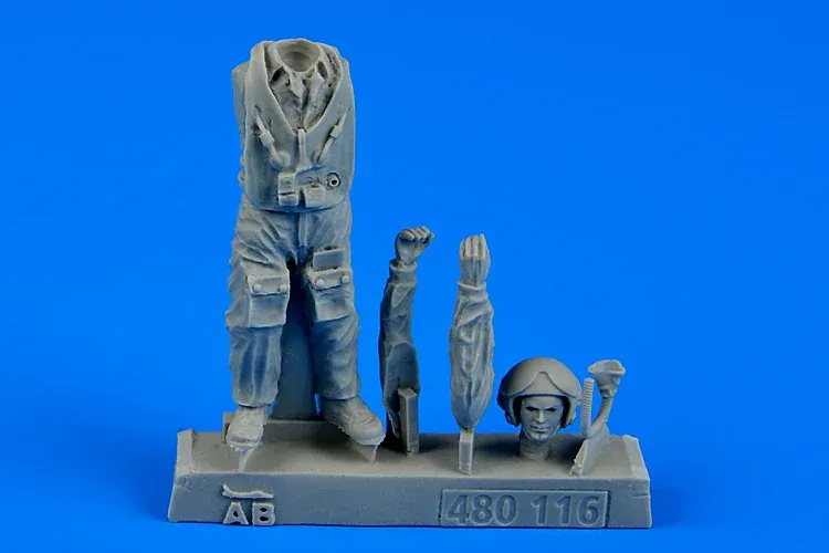 Resinová figurka Aires 480116 sovětský pilot se záchrannou vestou v měřítku 1/48