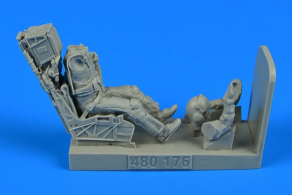 Doplňková sada Aires 480176 1/48 – pilot US Navy s vystřelovací sedačkou pro F/A-18E/F