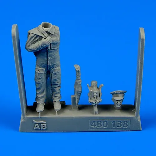 Figurka stíhacího pilota Aires 480138 Normandie-Niemen v měřítku 1/48