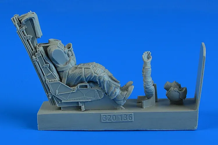 Resinová figurka pilota US Navy s vystřelovacím sedadlem Aires 320136 pro AV-8B Harrier II, měřítko 1/32