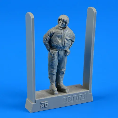 Figurka Aires 480073 pilot sovětského letectva v zimní kombinéze v měřítku 1/48