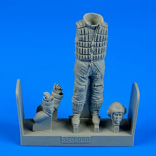 Figurka Aires 320068 pilot Luftwaffe se záchrannou vestou v měřítku 1/32