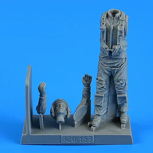 Resinová figurka Aires 320153 US NAVY Combat Pilot v měřítku 1/32