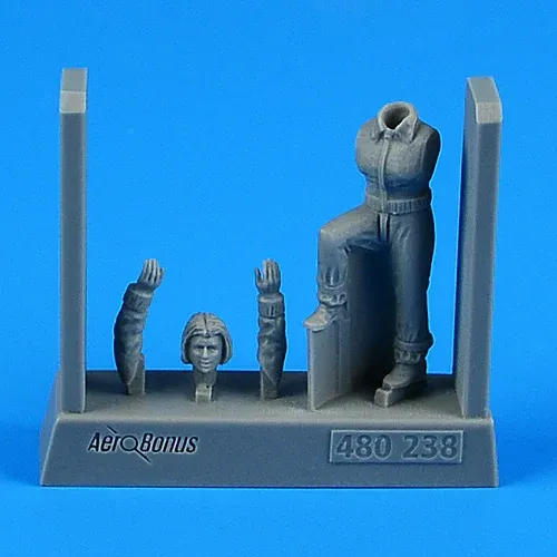Figurka Aires 480238 ruská akrobatická pilotka v měřítku 1/48