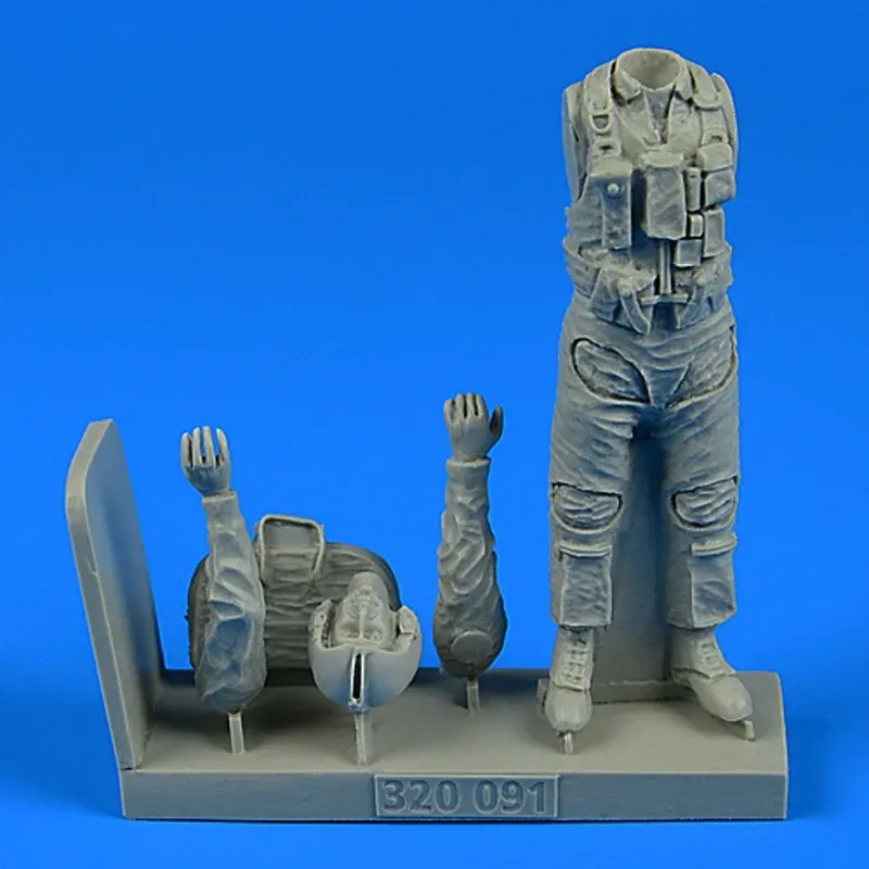 Resinová figurka Aires 320091 pilot US NAVY s taškou v měřítku 1/32, válka ve Vietnamu