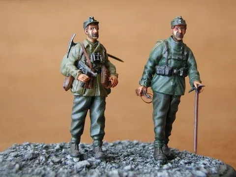 Resinové figurky CMK F35035 Gebirgsjäger 1/35 – dva němečtí horští myslivci