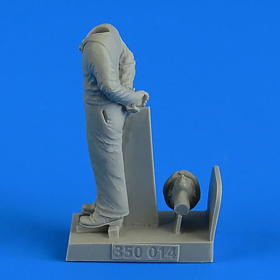 Figurka Aires 350014 Kriegsmarine – námořník v měřítku 1/35 pro námořní diorámata