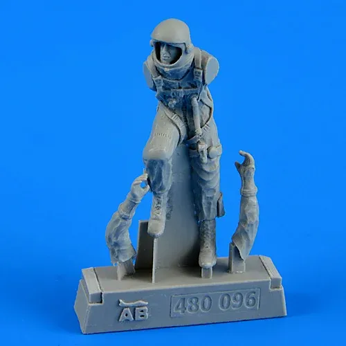 Figurka Aires 480096 pilot USAF v tlakové kombinéze 1960–1975, měřítko 1/48