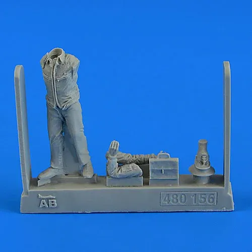 Resinová figurka Aires 480156 sovětský letecký důstojník v měřítku 1/48