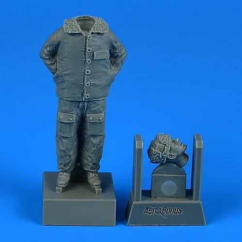 Resinová figurka Aires 320187 moderní ruský mechanik v měřítku 1/32