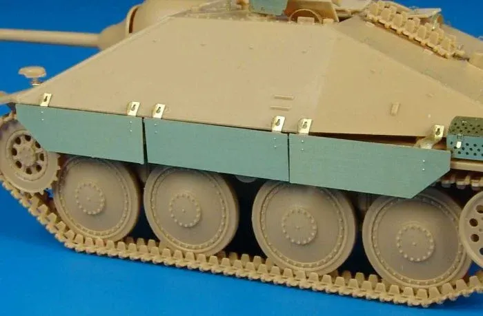 Sada Hauler HLX48020 Schurzen pro Hetzer 1/48 — resinové a leptané díly bočních plechů